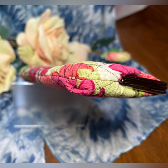 Vera Bradley Dahlia Double Kiss lock Clutch Beautiful floral Pattern for spring - Picture 6 of 9